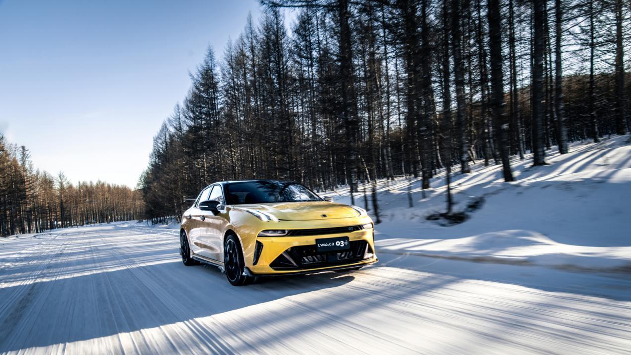 封印解除！看领克03性能家族如何驯服湿滑低附着路面