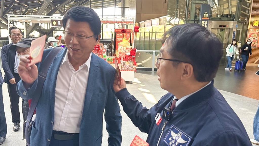 黄伟哲高铁站发红包巧遇！谢龙介笑喊：叫我市长才有红包