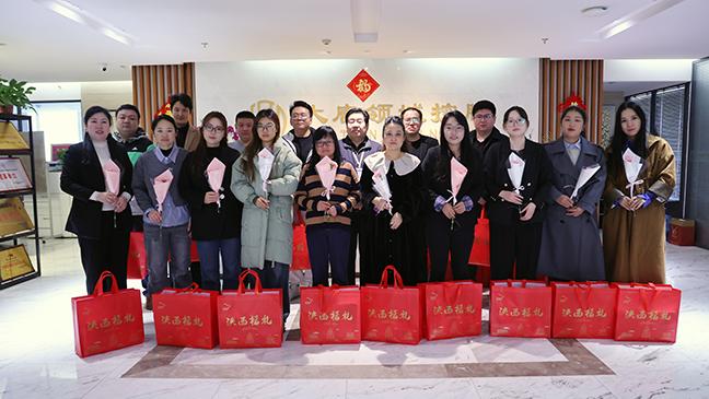 鲜花赠巾帼 温情暖人心——大唐领域控股开展“三八”国际妇女节主题活动