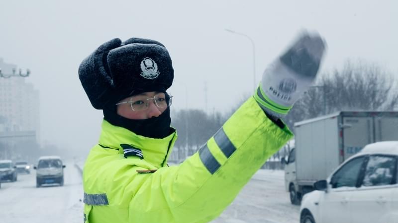 极寒“冻”考验，铁岭交警的暖守护