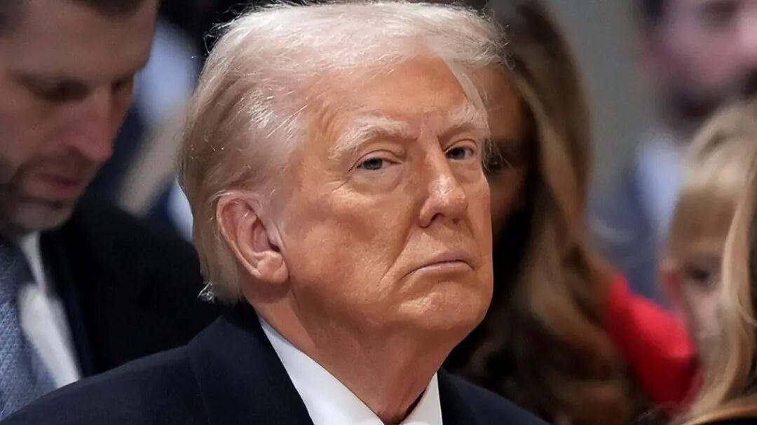 中国不救美元，特朗普急了，在空军一号喊话中国，我们会心软吗?