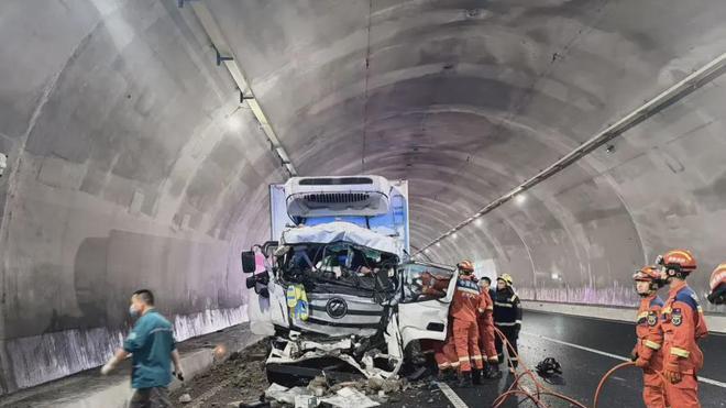 高速隧道货车追尾致驾驶员被困，汇川消防紧急救援