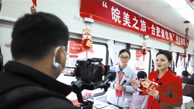 春运列车变“招聘驿站” “移动招聘会”暖归程