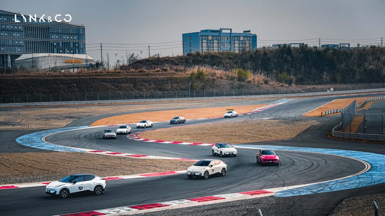 谁说纯电不能玩赛道？领克Z20在赛道潮玩日用实力打破质疑