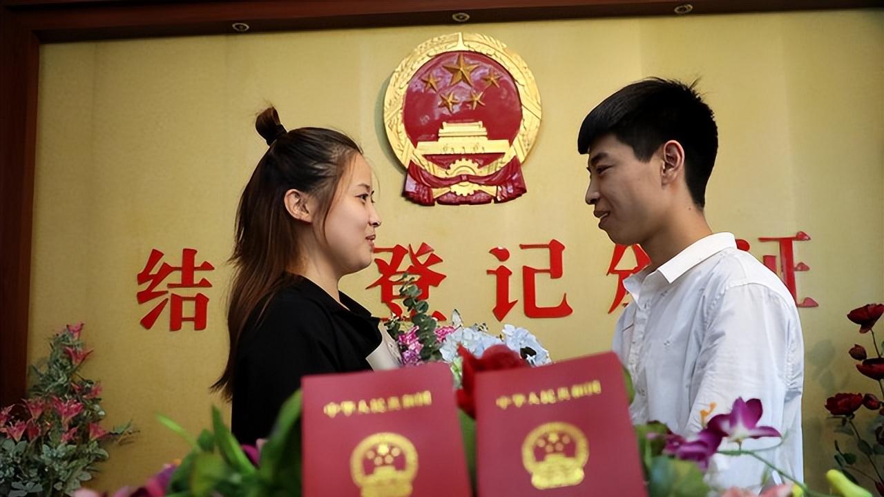 成都30岁小姨嫁38岁姐夫，领证一年遭全网吐槽，姐姐离世藏何秘密