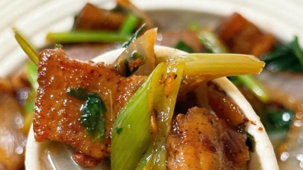 葱爆五花肉：葱香肉嫩锅气足，十分钟炒出饭馆级下饭硬菜！