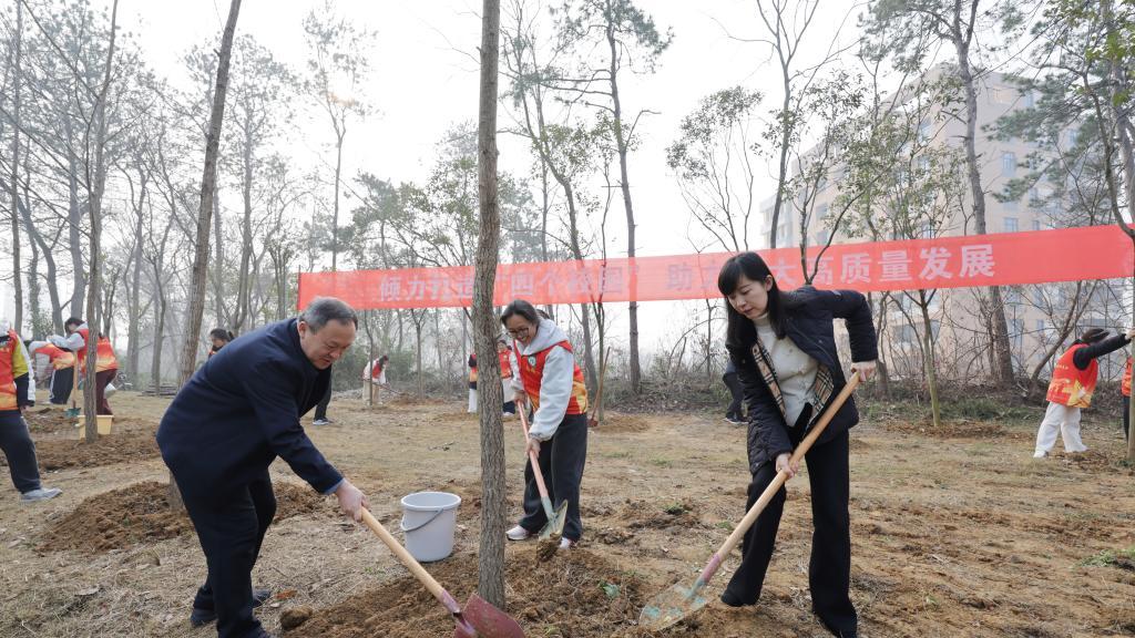 信阳师范大学开展义务植树活动
