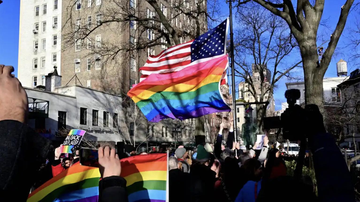 反转！特朗普当局撤销移除决定，彩虹旗重归原位