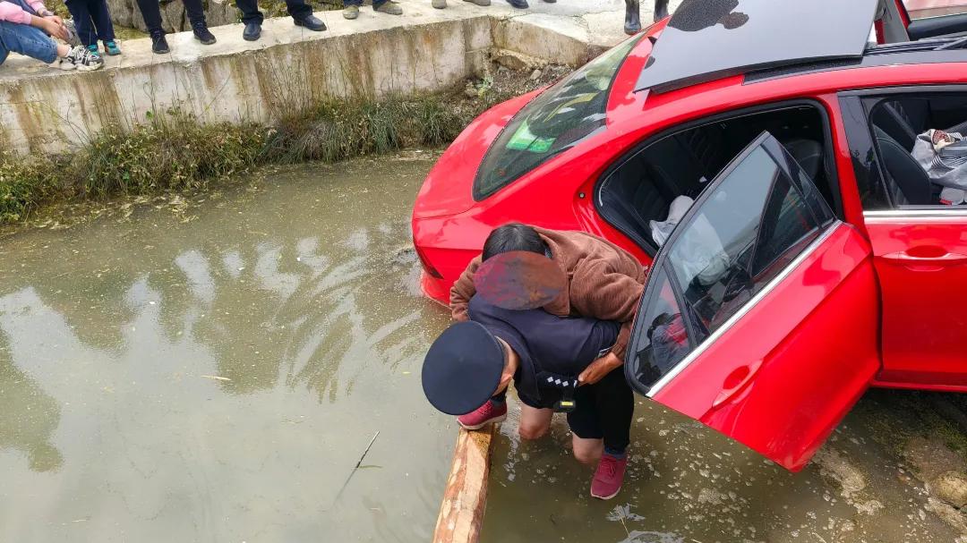 54岁民警吴光勇：泥水没过膝盖，也挡不住我救人的脚步