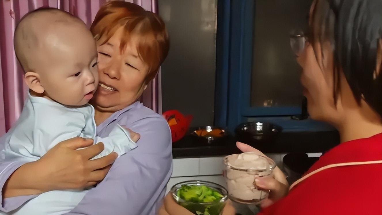 “我1小时值2000，你凭什么不吃？”清华硕士妈妈对婴儿发火：高学历不等于会当妈