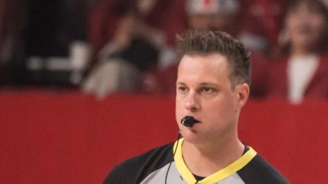 叼着哨子胡吹！中国队犯规“明察秋毫”，裁判故意罚下赵睿也没用