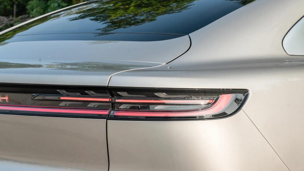 不是“鸿蒙智行”车辆，但标配鸿蒙座舱，岚图追光L有点意思