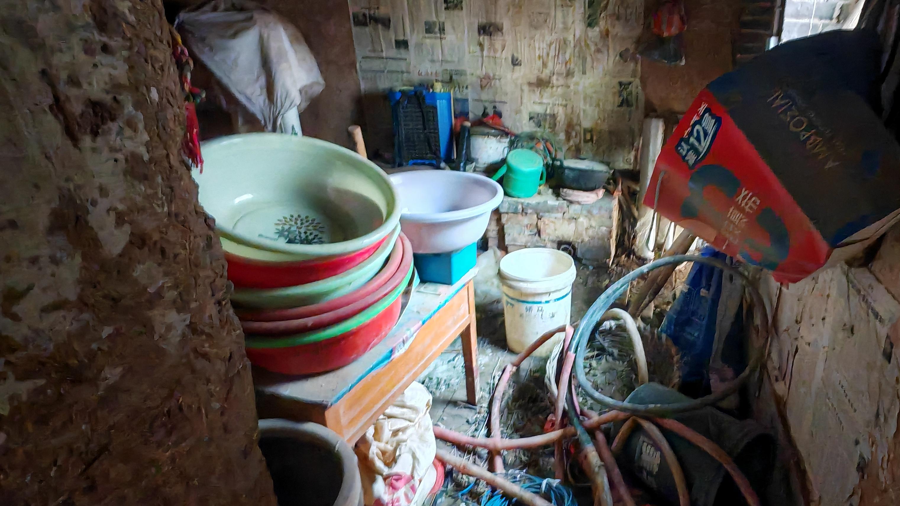 河南新安：62岁残疾孤寡老人蜗居泥路牛粪旁，特困供养政策何时落地？