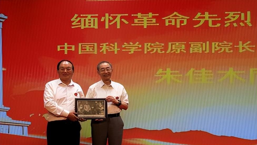 纪念中原突围胜利 80 周年大会在京隆重举行