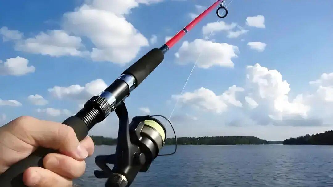 手竿VS滑漂：这场钓鱼界的“世纪对决”，到底谁赢了？