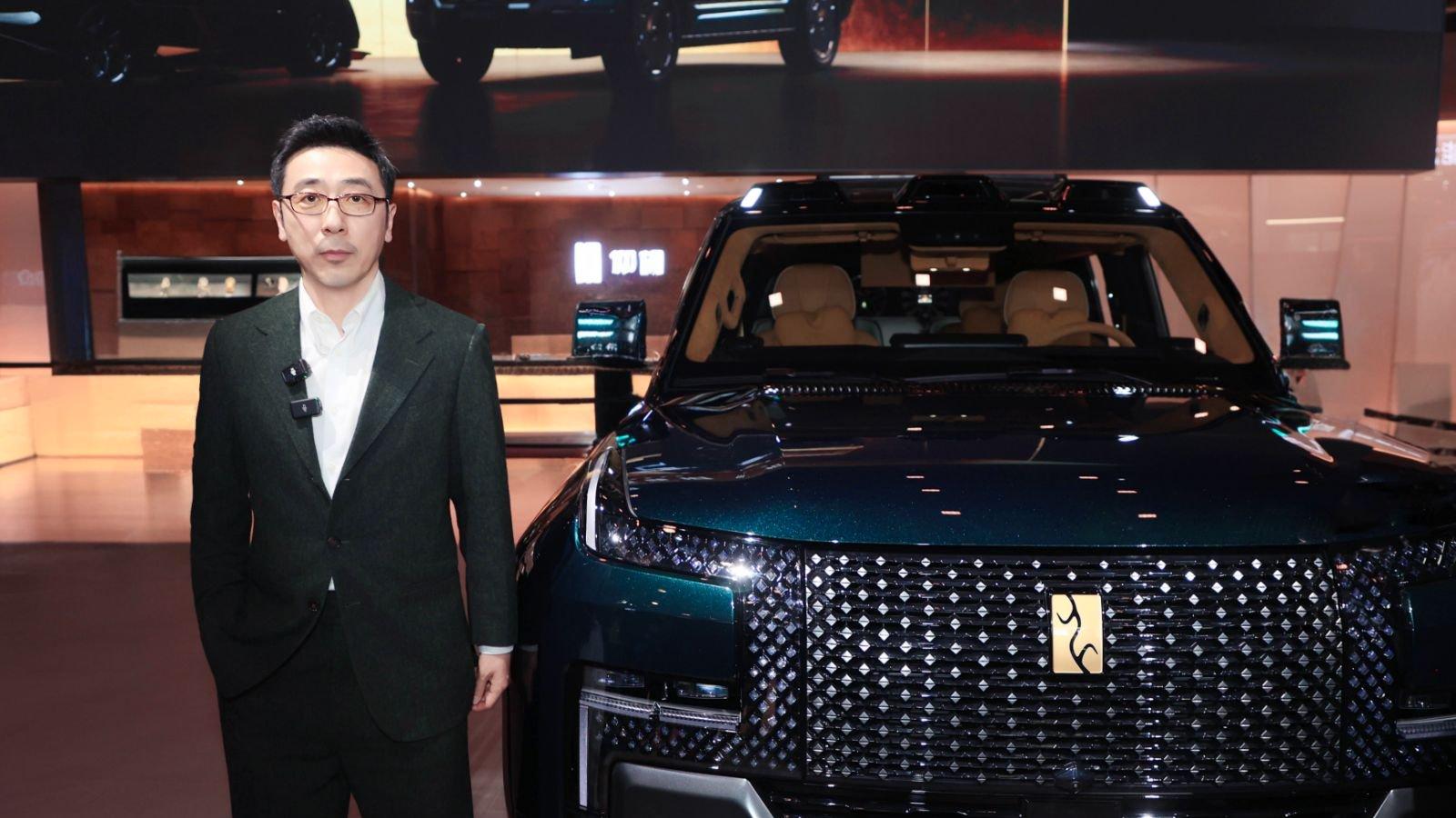 北京车展最火一幕：老戏骨扎堆仰望，当场下定 U8