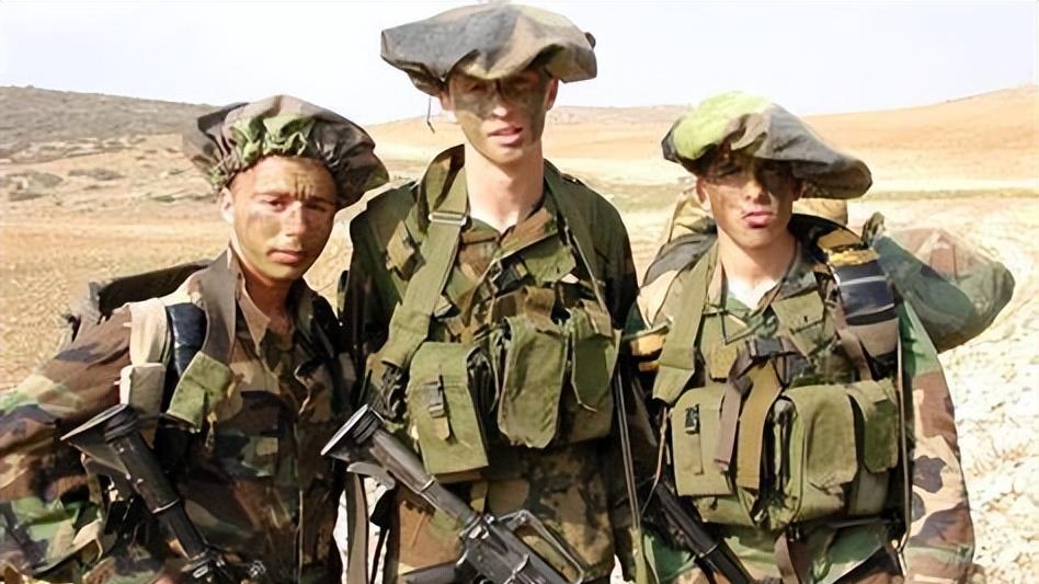 以色列士兵头上戴的大帽子是什么装备？