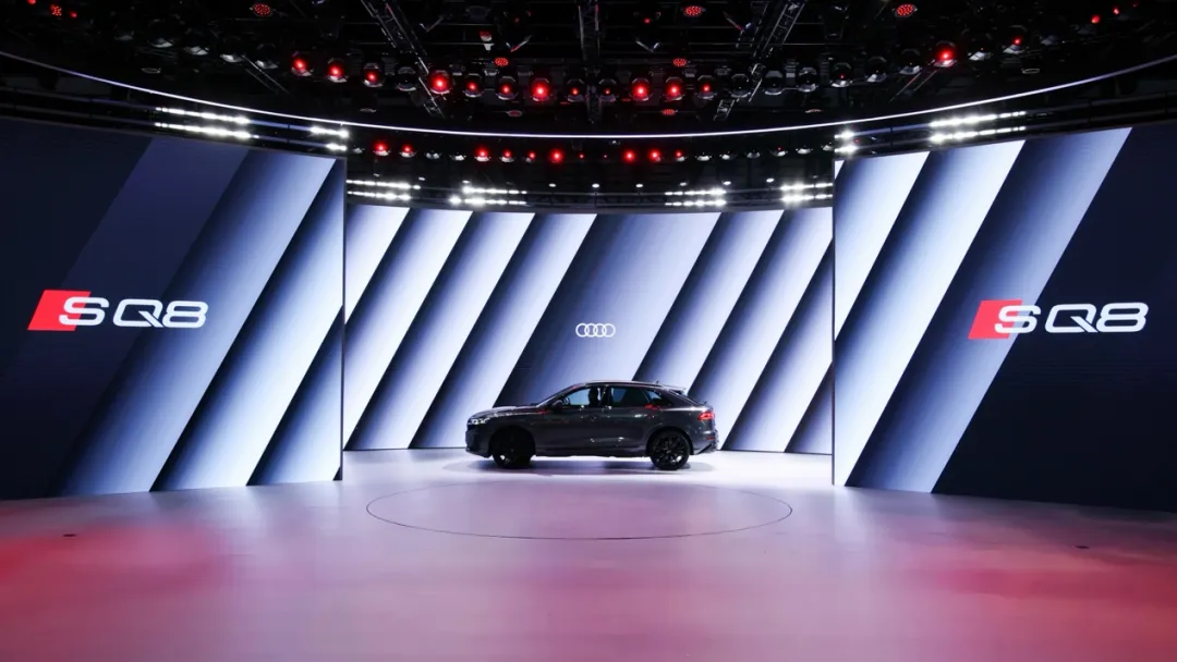 豪华品牌的务实转身：当V8引擎与华为智驾同台亮相