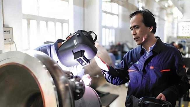 中国焊接第一人：2次被美国聘为特派专家，诺奖得主请他帮忙