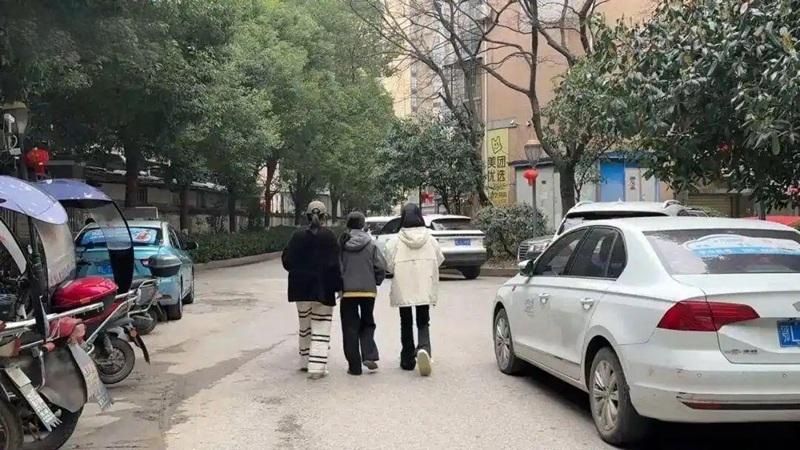 这一对长期虐待孩子的父母，拉出去毙了吧