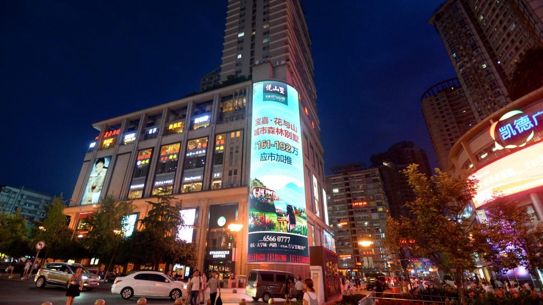 双巨幕覆盖环岛+步行街！重庆沙坪坝王府井LED如何拦截全动线人群？