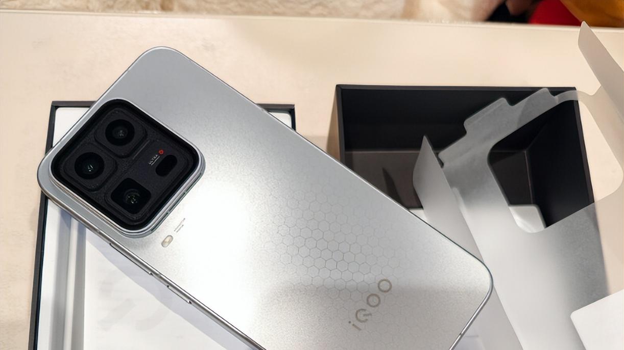 续航最“夯”的高端机，7400mAh+2K三星屏+451万跑分，iQOO不讲武德了