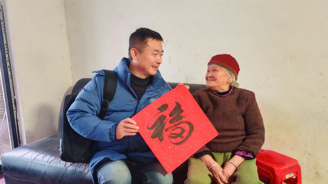 新春志愿行 河池移动为小区居民