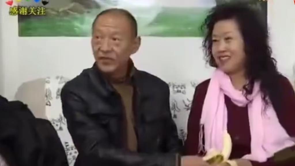 大爷爱上漂亮大妈，愿意养她一辈子，上交工资卡：我的钱你随便花