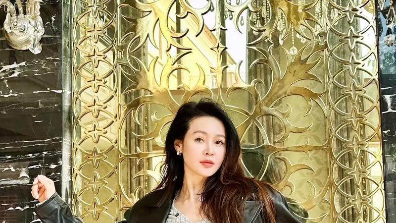 演员于明加住上海豪宅，和圈外老公很甜蜜，母女三人共用一张脸