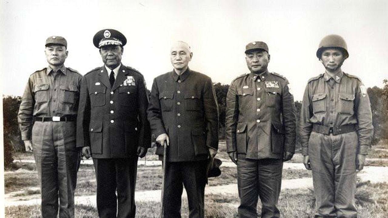1949年蒋介石密令炸平青岛，山东籍将领抗命保城：千古骂名我不背