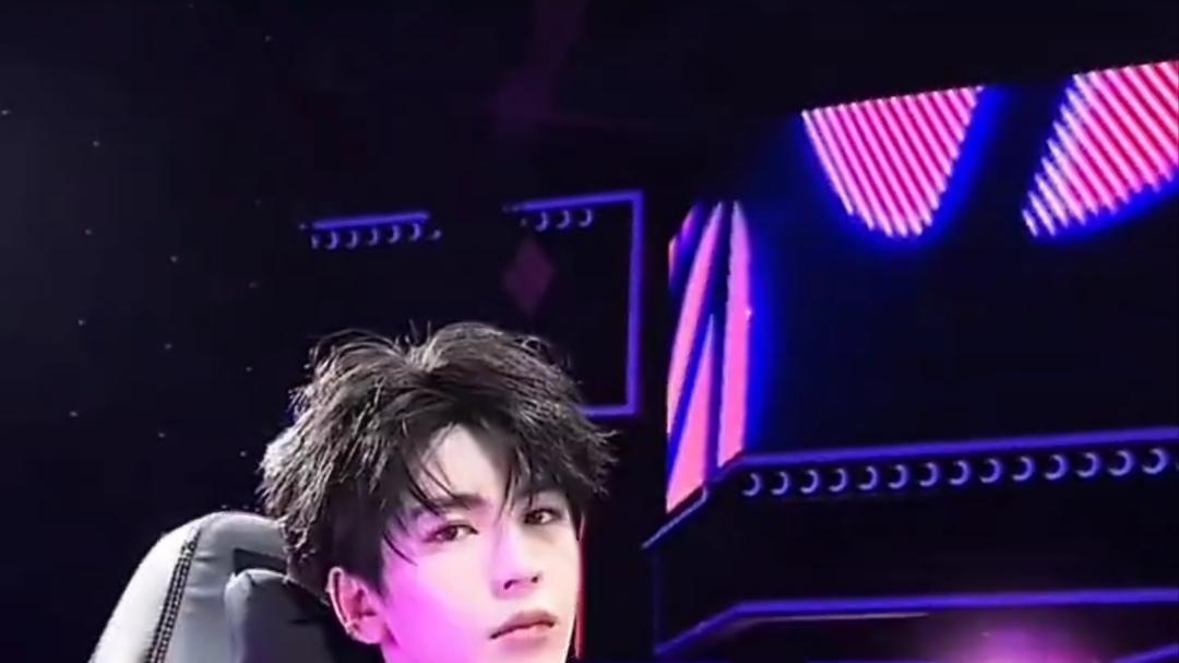 张凌赫《无畏契约》首秀引爆热搜：皮衣耳夹造型封神，“电竞文男主”照进现实