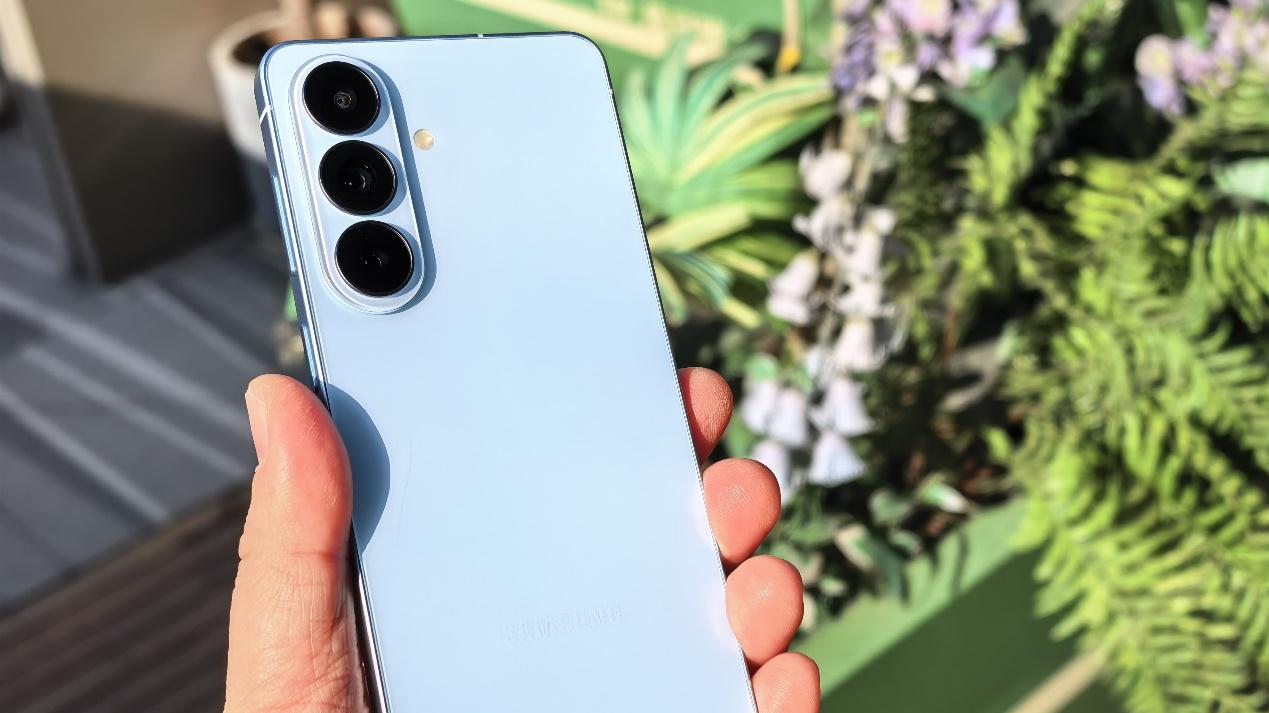 稳定出彩的旗舰小直屏 上手三星Galaxy S26