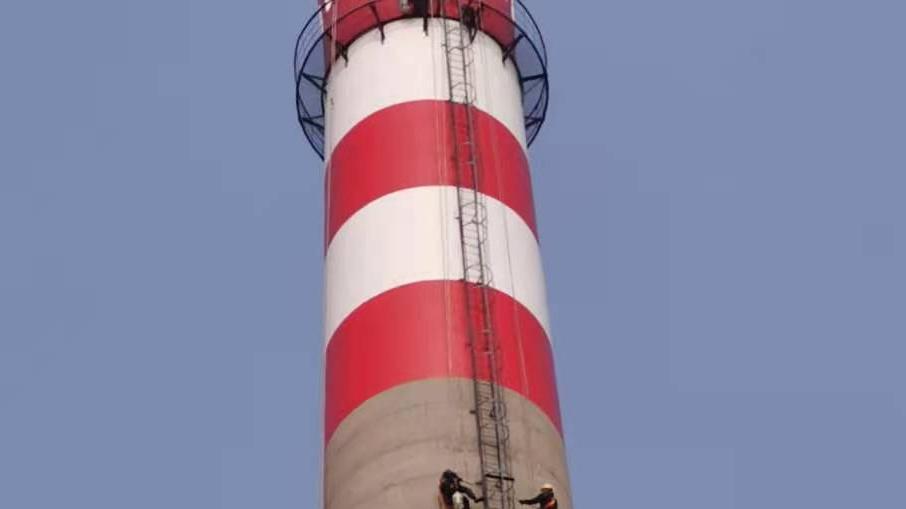 烟囱外壁涂刷航标漆 美化烟囱外观