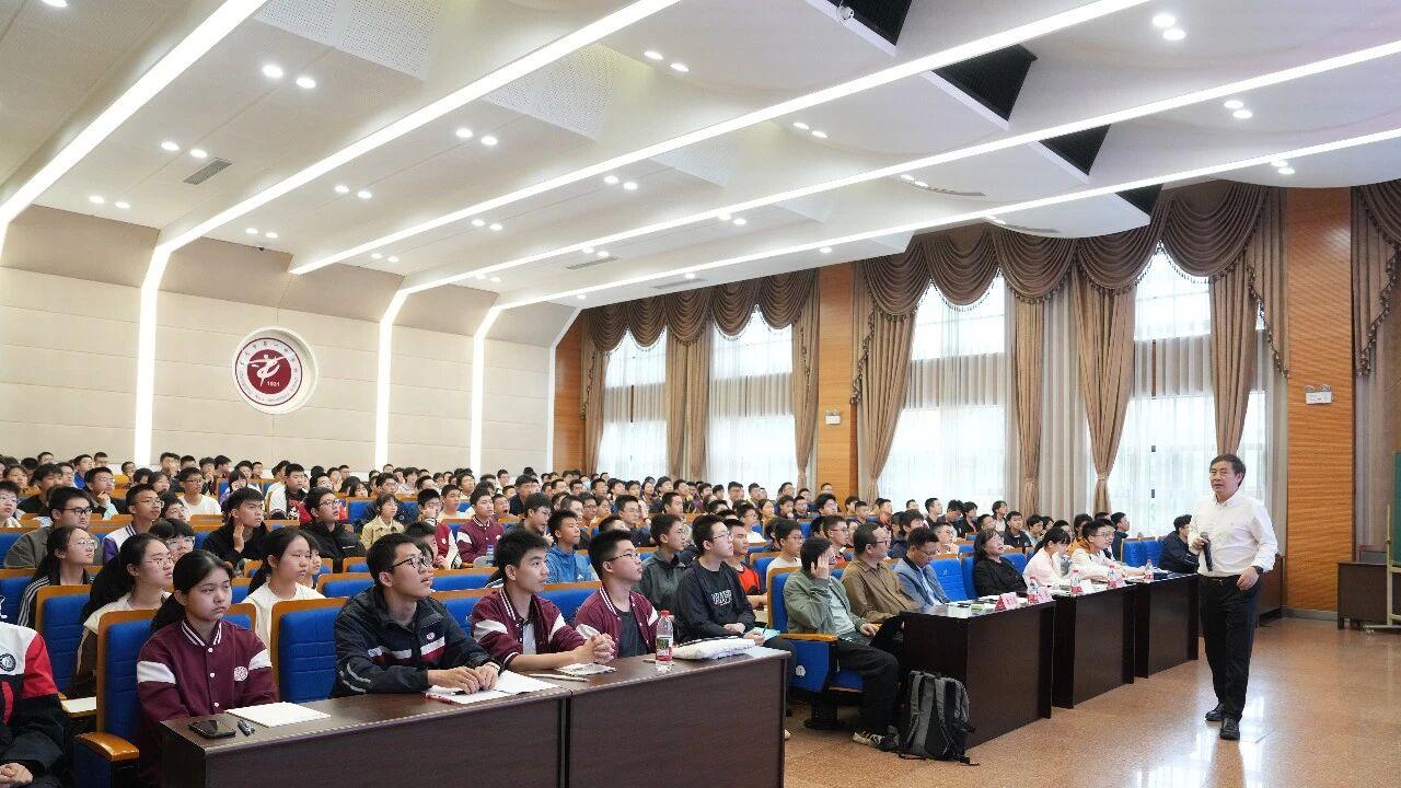 北京大学裴坚教授走进重庆市第一中学校，带来整天的化学思维盛宴