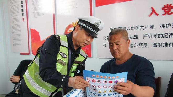 绛县公安交管联合安峪镇政府开展交通安全宣传活动