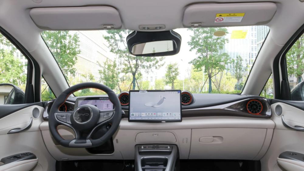 空间表现不错，车身小好控制，代步选比亚迪海豚合适吗？