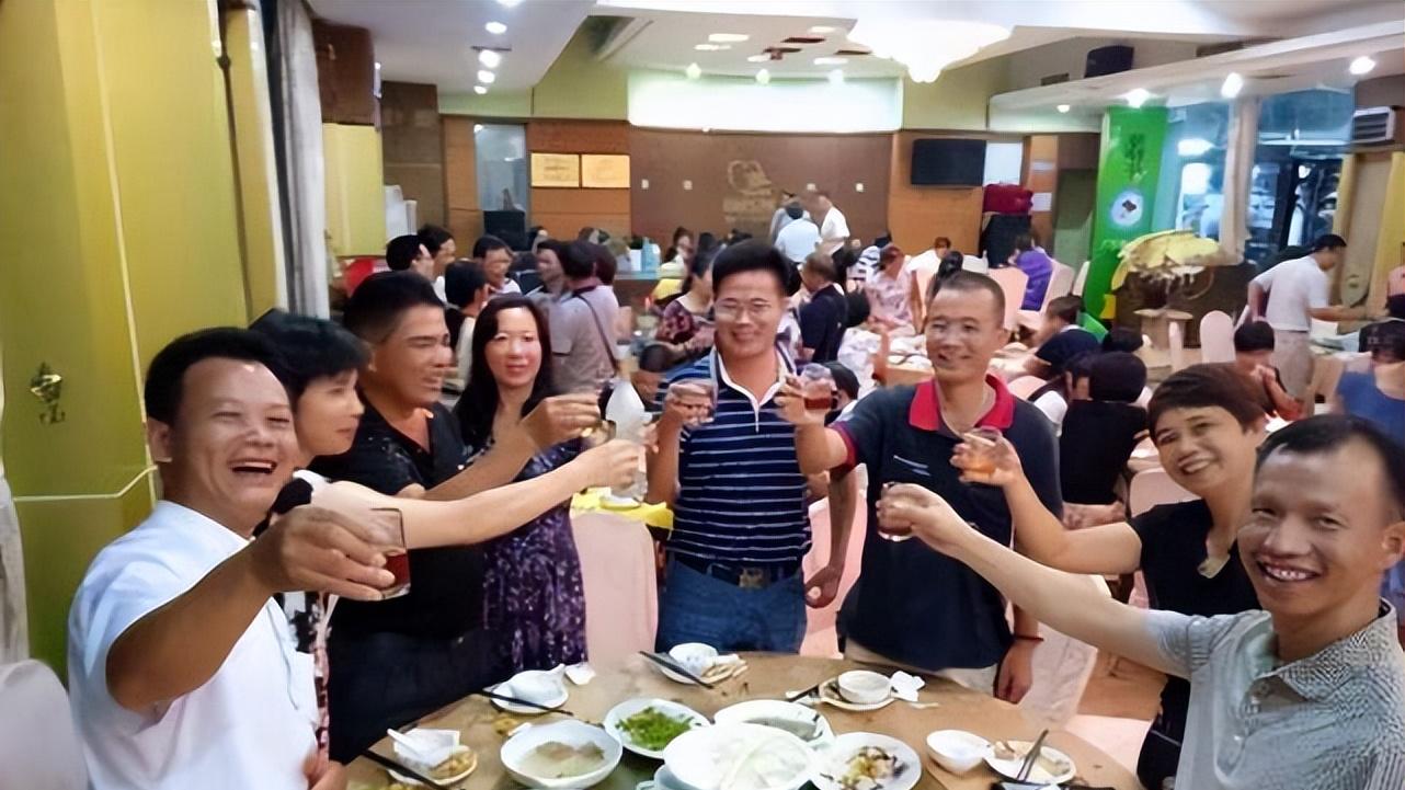 农民工参加同学聚会，服务员报出18800元账单，买单现场精彩了