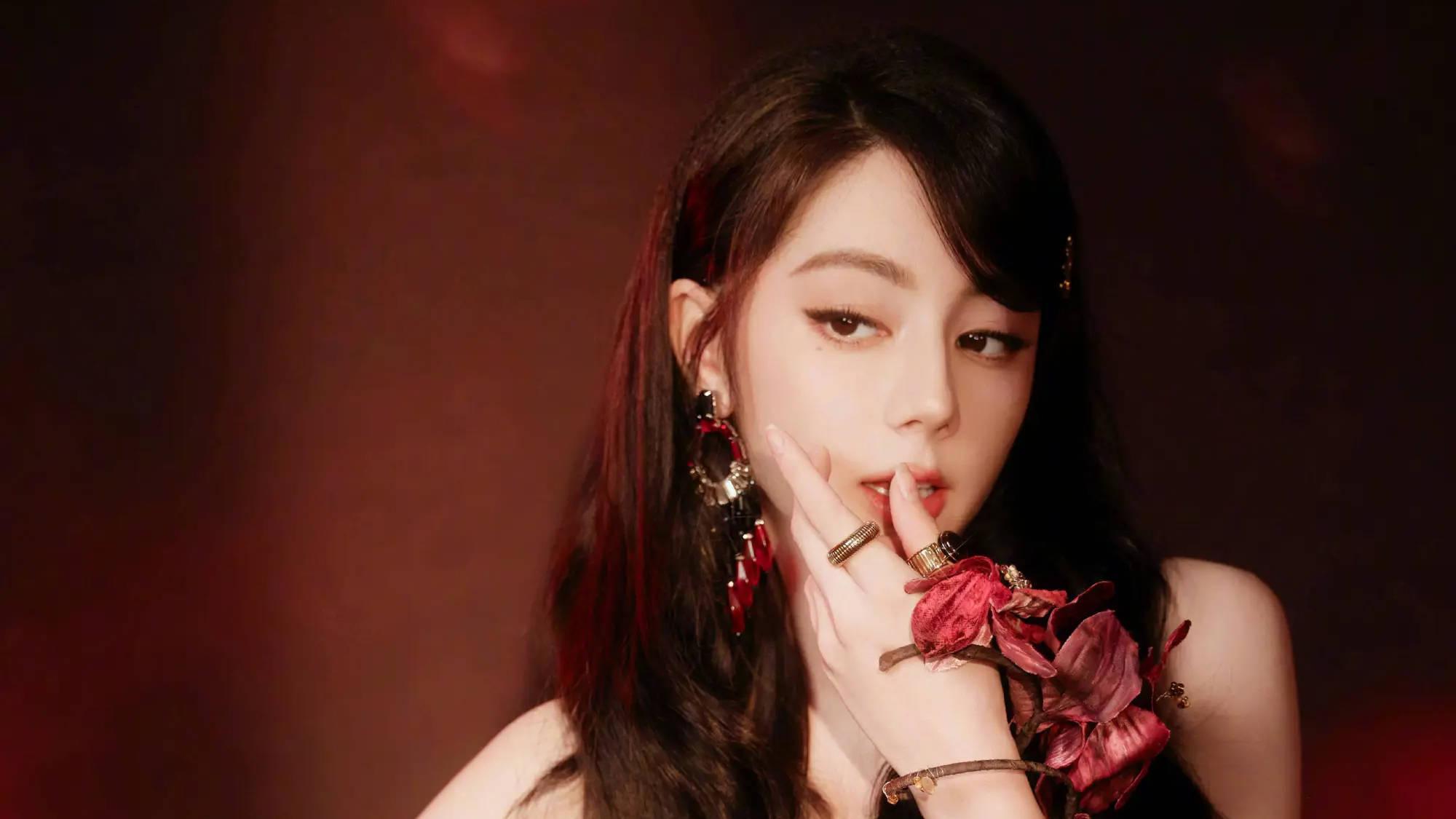 ​迪丽热巴确认安全回国！缺席巴黎时装周后暖心报平安