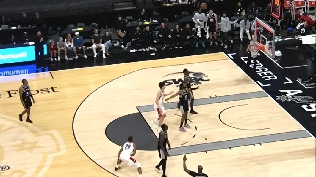 9中9！轰20+9+5！杨瀚森又打炸了，小勾手太稳了，压哨点传显球商