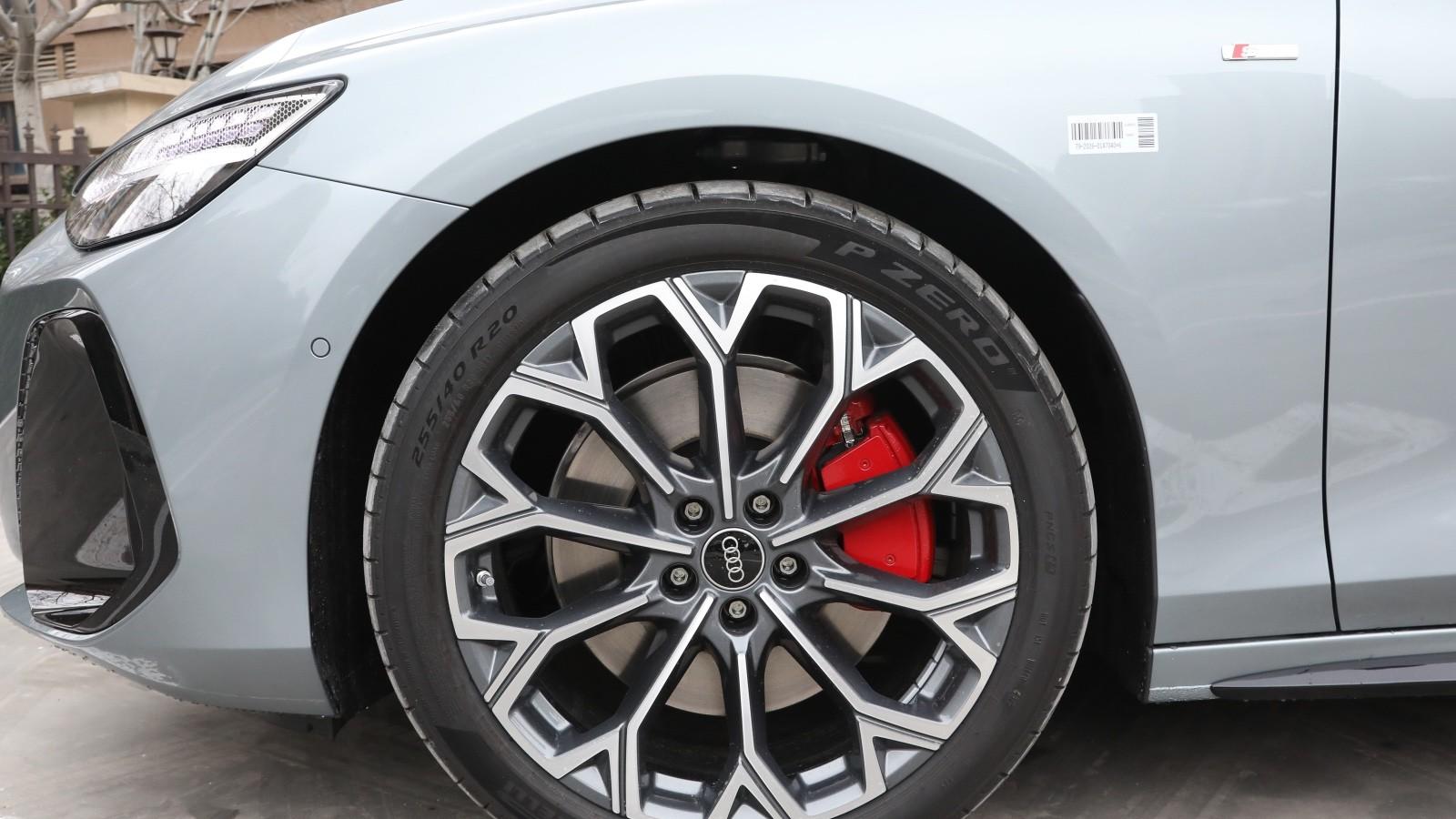 起售价下调10.5万！全新奥迪A6L上市，首搭华为乾崑+全轮转向系统