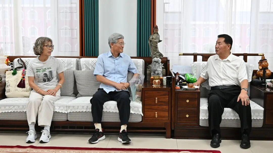 金敬植教授携新作诗集《共生》返校赠书，中韩双语佳作绽放国际影响力