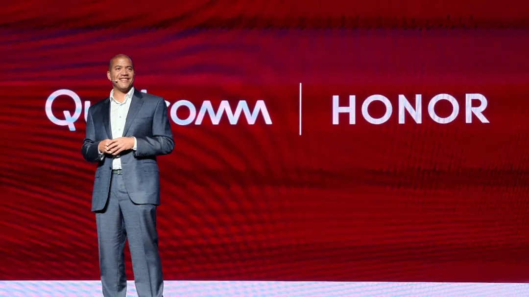 高通Chris Patrick亮相荣耀全球发布会：高通携手荣耀重新构想个人AI时代智能手机