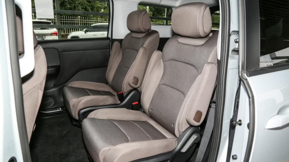 不到10万买MPV，不妨看看五菱星光730，宜商宜家灵活多变