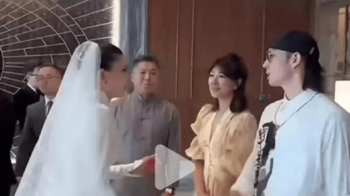 47 岁吴建豪官宣再婚！去年挽手同行女伴被经纪公司直接否认