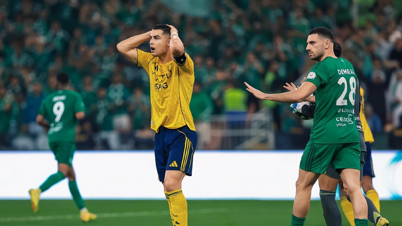 C罗输球后！前队友的一争议手势引热议，这是一点情分都没有吗？