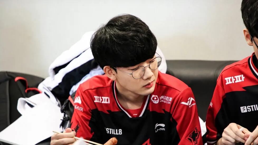 BLG零封G2成功复仇，Bin哥狼母一打三，左手天肥阿卡丽一Q一个