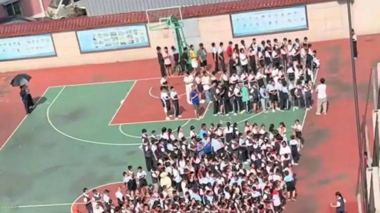 女教师为父撑伞遭误解 网络“看图定罪”该休矣