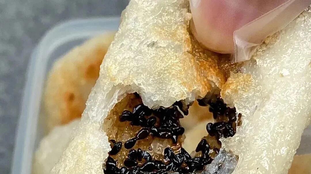 红糖芝麻糯米饼：一口软糯，满嘴香甜！