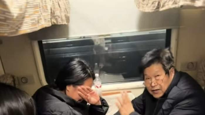 71 岁退休教师火车上叫出 20 年前学生名字，下一秒全网泪崩