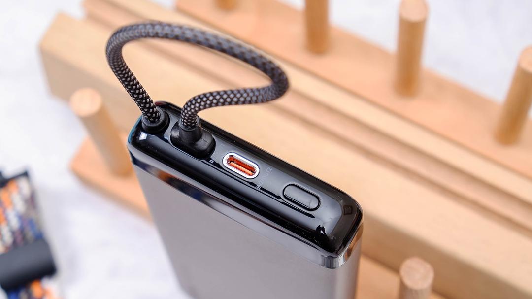 告别电量焦虑！自带快充线的超薄充电宝，出门无需带线，轻薄随行